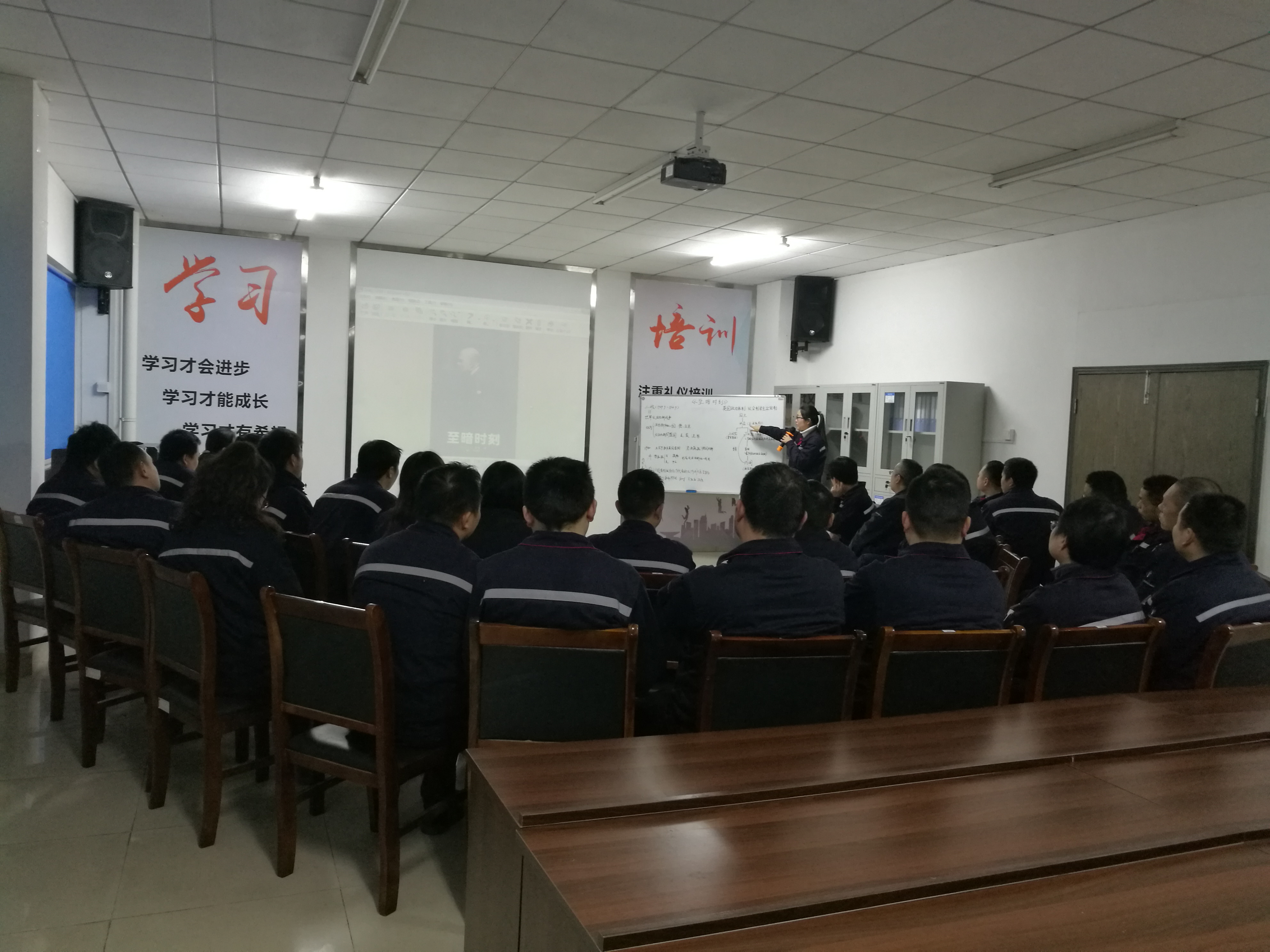 觀影《至暗時(shí)刻》——世上無(wú)難事，只要肯攀登